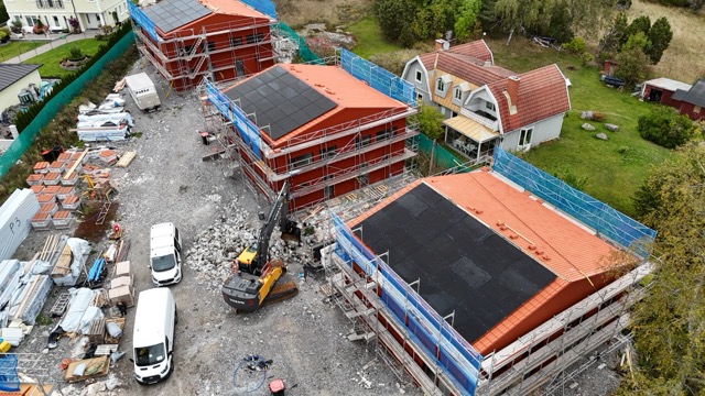Solcellsmontage med säkerhetsutrustning